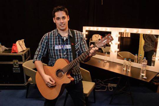 Актриса върти баница на Радо Михов в клипа на „Дърта пияница“