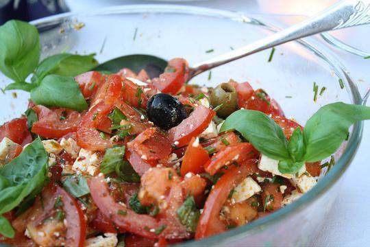 Салата от домати със сирене фета, маслини и босилек здравословно