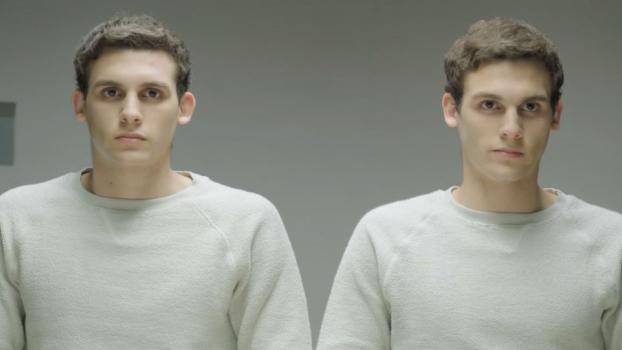 Съберете еднояйчните близнаци заедно, дайте дъвка на единия от тях и вижте какво ще стане