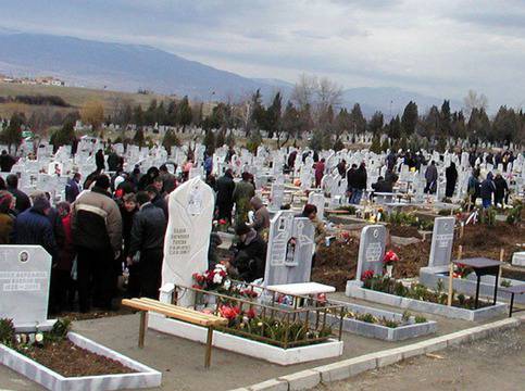 Надгробни плочи в Дупница изпотрошени от вандали! Общината не отпуска средства за възстановяване!