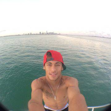 Неймар – звезда на терена, звезда и в „Инстаграм“