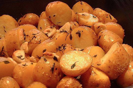 Печени пресни картофи с чесън