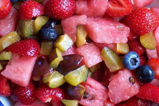 Плодова салата от диня с ягоди и боровинки здравословно