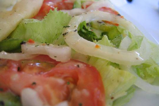 Салата от айсберг с домати и лук здравословно