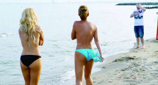 Ивена и Джина Стоева се пуснаха голи на плажа