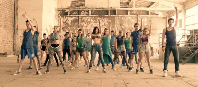 Гледайте видеото на Михаела Филева към „Едно наум“