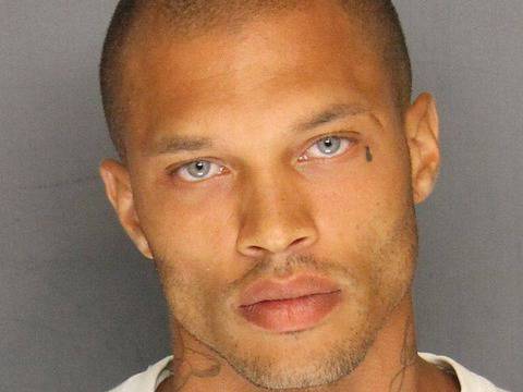 Най-красивият престъпник в САЩ подписа договор за модел