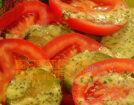 Топла салата от домати с тиквички и чеснов дресинг