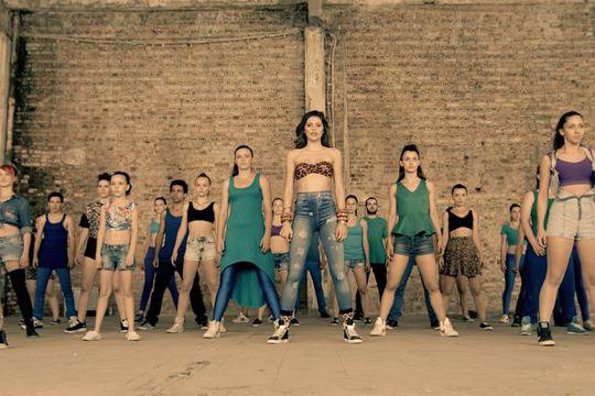 Михаела Филева танцува и в новия си клип