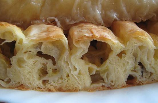 Сиропирана сладка баница с кексова плънка и банан