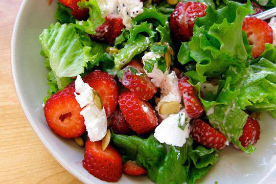 Зелена салата с ягоди здравословно