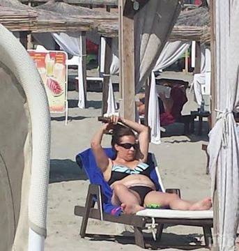 Таня Андреева се пече на плаж в Поморие