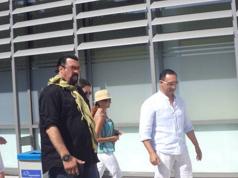 Стивън Сегал ще пее благотворително в България