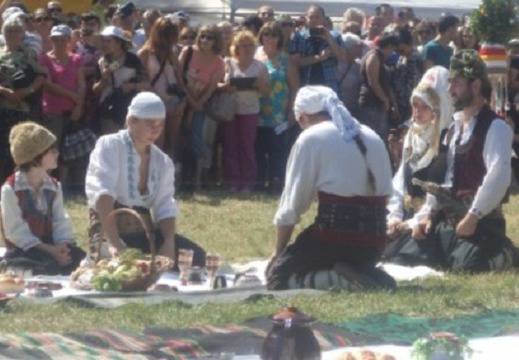 Първи СНИМКИ от най-българската сватба за чудо и приказ