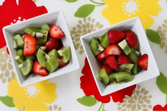 Плодова салата от ягоди с киви здравословно