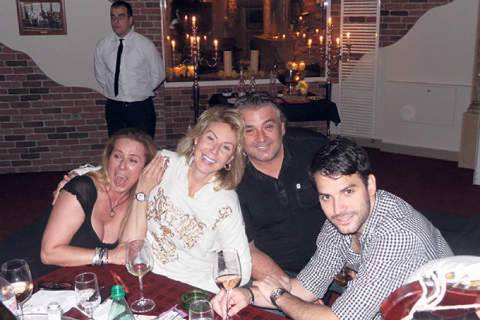 Lepa Brena в прегръдката на бившата съпруга на Boba