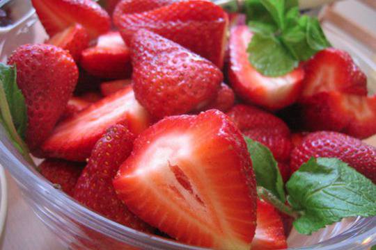 Свежа плодова салата от ягоди с мента здравословно