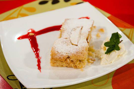 Кейк с ябълки и кедрови ядки