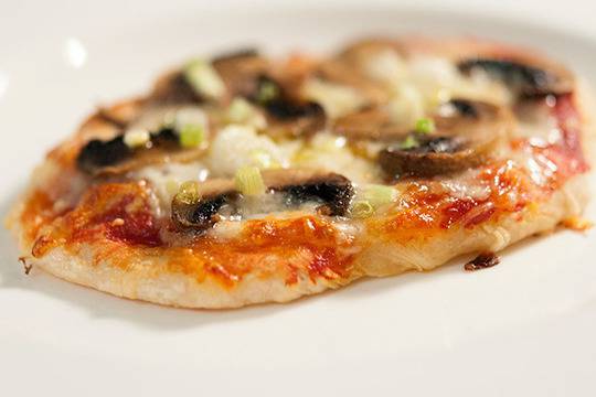 Пица с гъби, моцарела и зелен лук