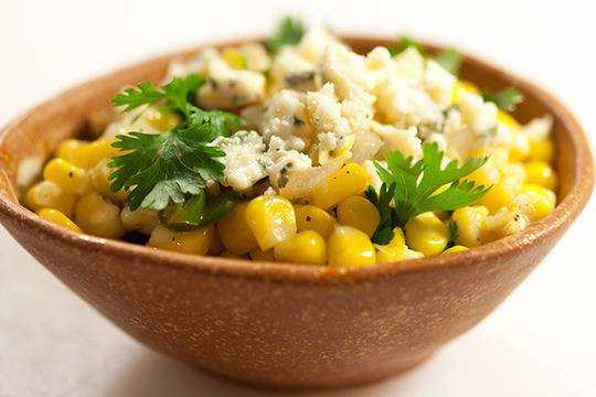 Салата от царевица с лук и синьо сирене