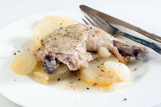 Печени пилешки бутчета с картофи и лук