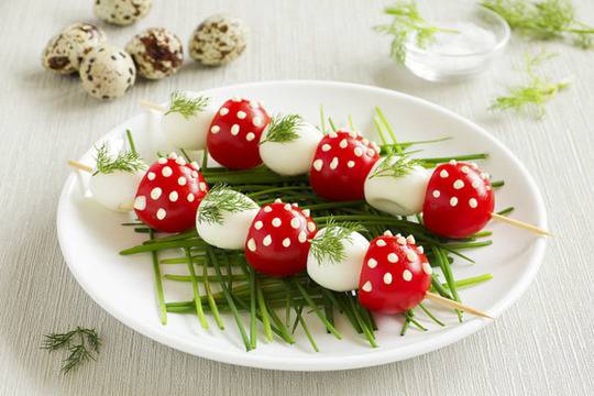 Гъбки от пъдпъдъчи яйца и чери домати