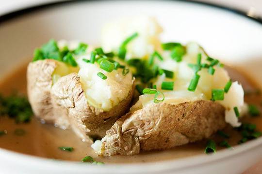 Печени картофи с масло и зелен лук