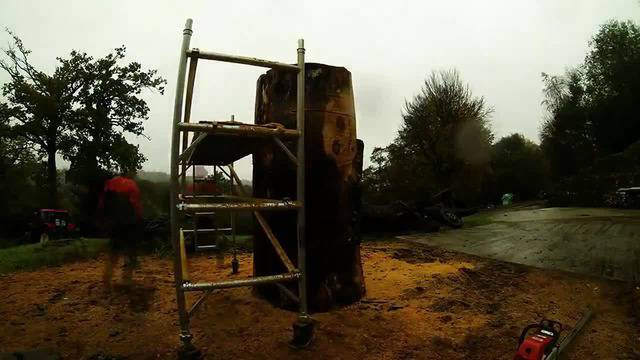 Как човек прави яйце от дърво с моторна резачка