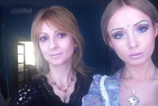 Как изглежда майката на “живата Барби”?