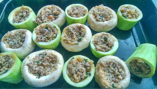 Пълнени тиквички и гъби