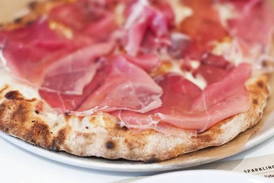 Пица с моцарела и прошуто