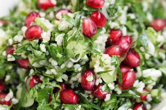 Салата от магданоз с булгур и нар