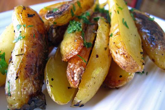 Печени пресни картофи с магданоз и розмарин