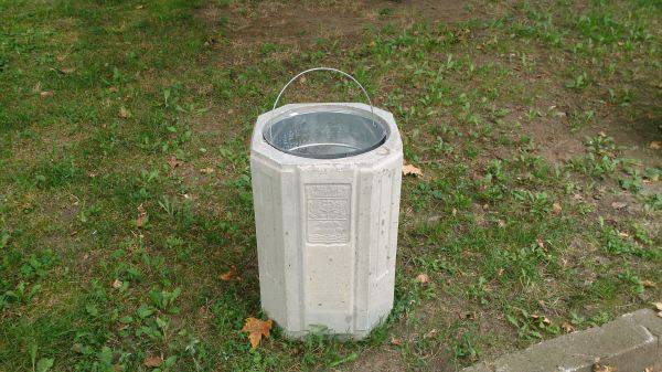 Монтираха нови кошчета за отпадъци в пловдивския парк „Рибница“