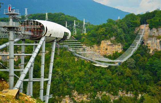 Най-дългият висящ мост в света и платформа за бънджи-скокове отваря в Сочи, Русия
