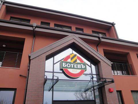 Базата на „Ботев“ в „Коматево“ под вода, мълния удари къща в Първенец