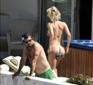 Памела Андерсън показа голо дупе (снимки)