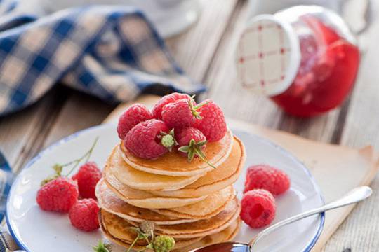 Мини палачинки с малини