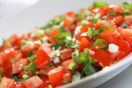 Салата от домати със зелен лук