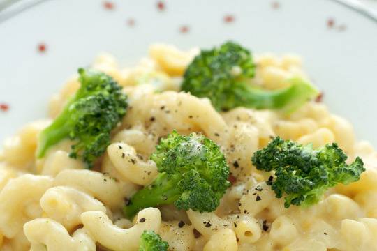 Макарони със сметана, сирене и броколи