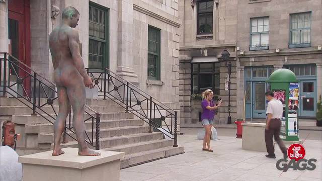 Голи статуи оживяват.. Скрита камера