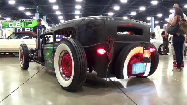 Ето това е секси мотор – Горещи момичета на автошоу в Маями