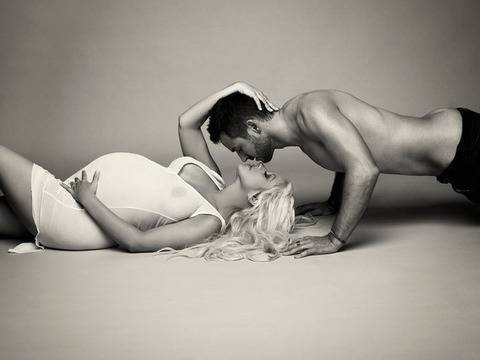 Бременната Кристина Агилера позира напълно гола за V Magazine (Снимки)