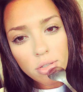 Бориса Тютюнджиева стана за смях в нета! Показа си мустака във Фейсбук!