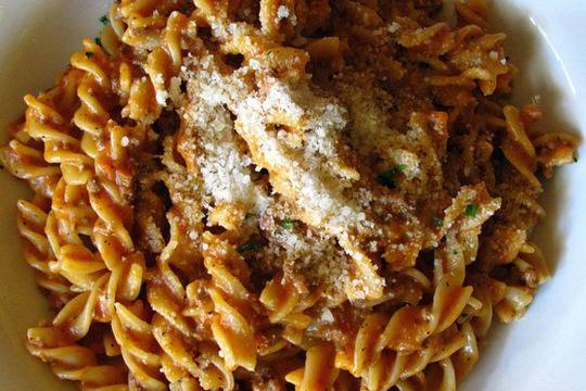 Фузили с доматен сос и бекон