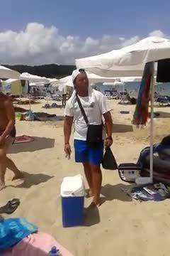 Ето така се продава царевица по плажа!!! Смях!!!