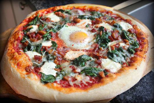 Пица със спанак и яйце