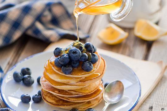 Мини палачинки с мед и боровинки