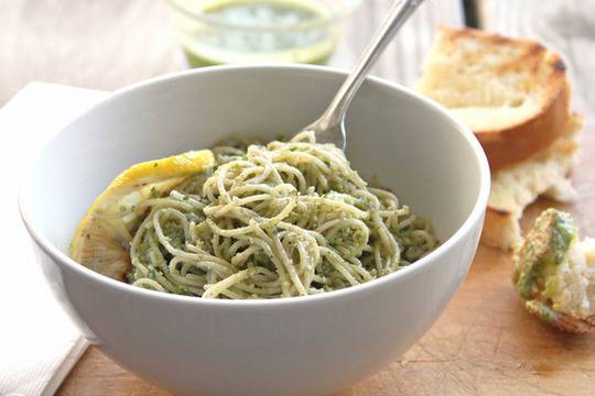 Спагети със сирене и песто