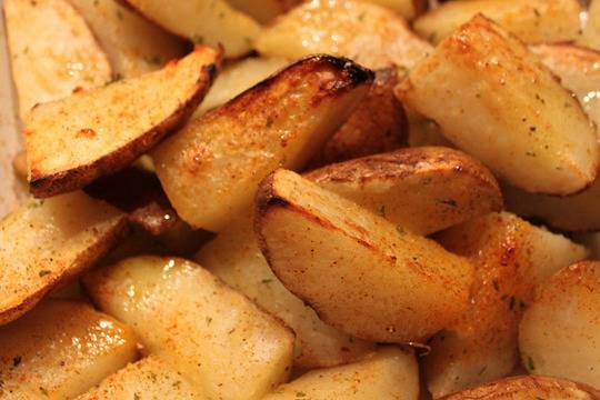 Пикантни печени пресни картофи